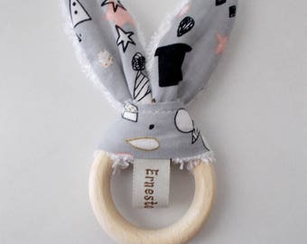 Hochet Lapin /Anneau de dentition en bois et coton au pays du cirque