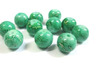 10 pearls cream marbled emerald green glass 10mm (S-36)