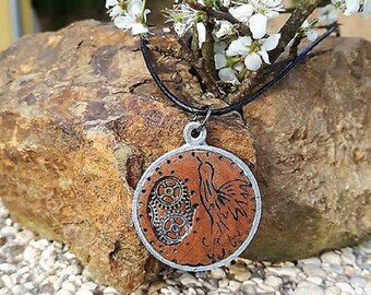 Round collar with his little bird and its gears made of polymer clay with quilling entourage