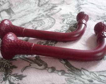 2 support in dark red painted metal tassels