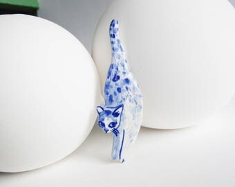 Bue and White Cat Brooch - Handpainted Delft blue porcelain