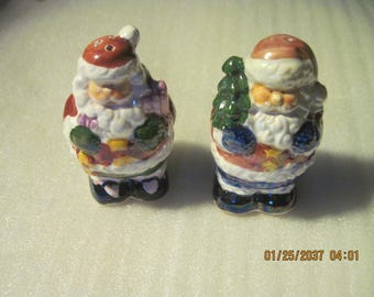 Vintage Ceramic Christmas Holiday Pair Of Santa Clause Salt & Pepper Table Shakers