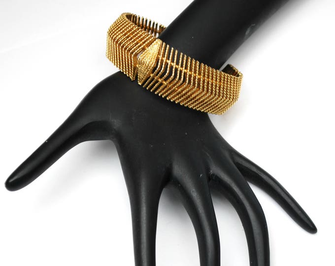 Gold Ribbed Cuff Bracelet - Gold tone metal - large Bold Bangle