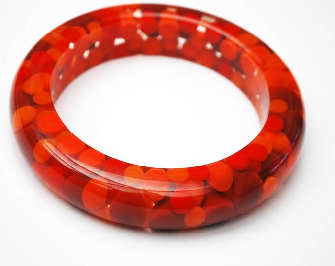 Red Orange polka dot Lucite Bangle - aspirin lucite - Mid Century - confetti dots - Vintage Plastic - bracelet