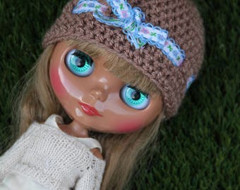 Light brown Blythe hat with white / blue ribbon