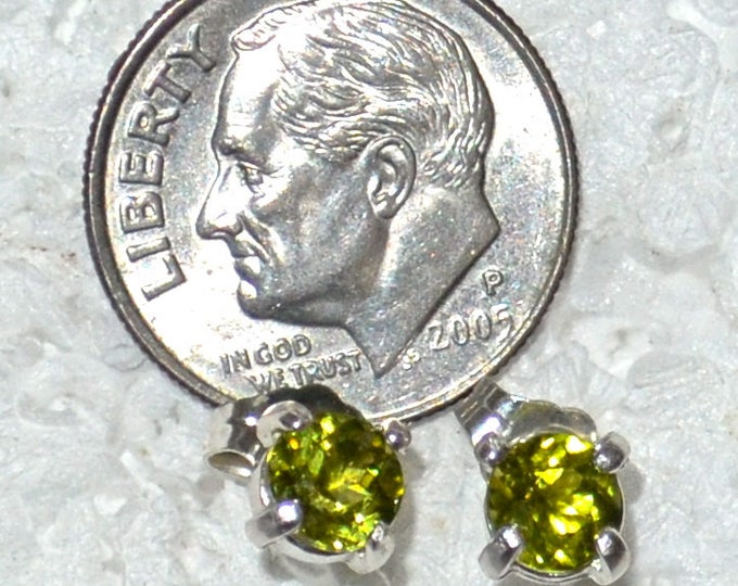 Peridot Stud Earrings, 5mm Round, Natural, Set in Sterling Silver E1093