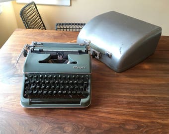 1955 Olympia SM3 DeLuxe Portable Typewriter with Case Germany
