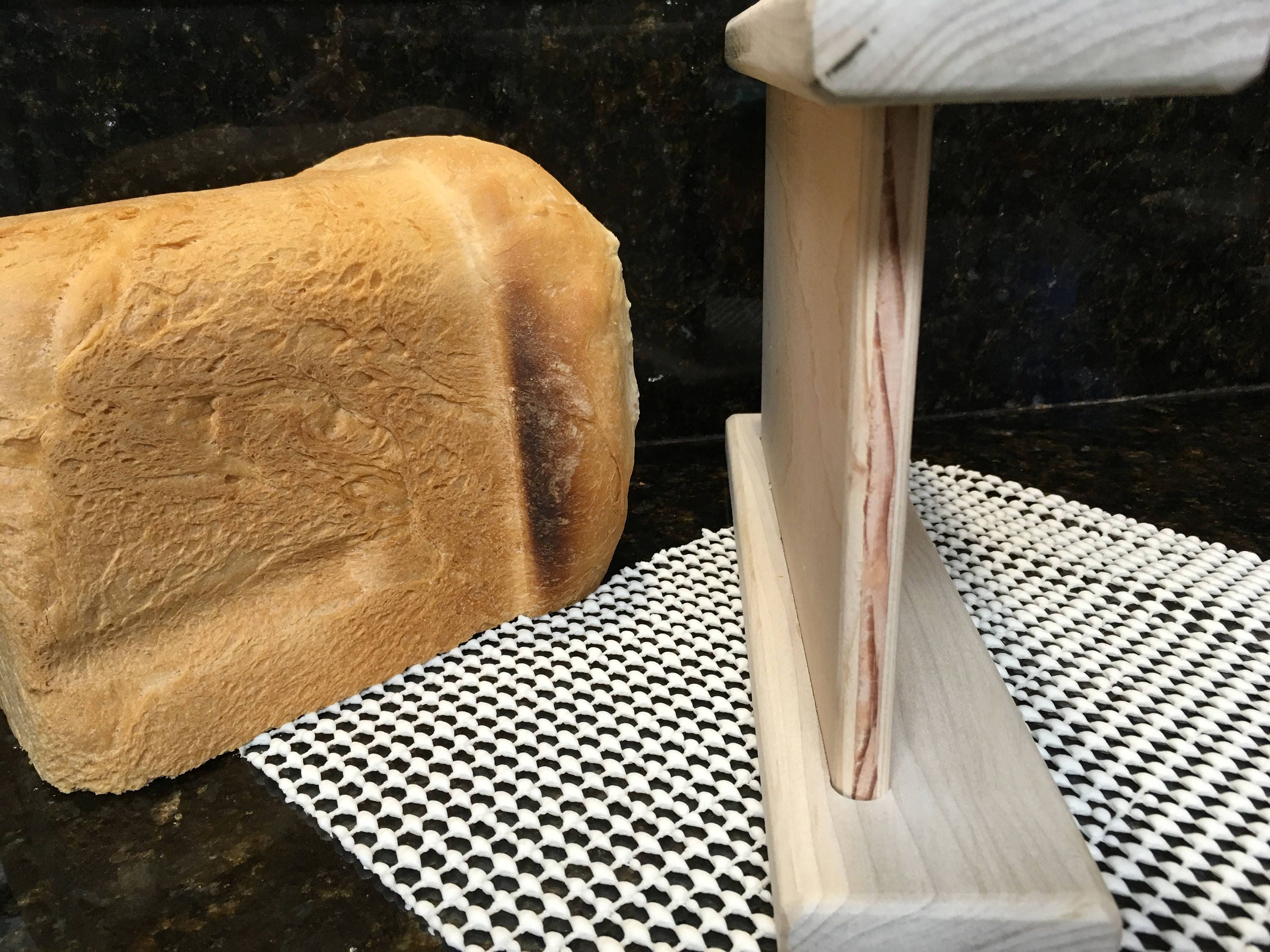 Basic One Thickness Horizontal Bread Slicing Guide. Includes Anti slip Mat