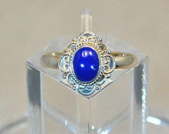 Ring in sterling silver with lapis setting