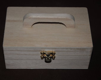 Box with handle made of wood blank
