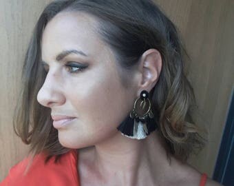 Boucles d'oreilles bohème pompons gypsies noir et blanc cassé