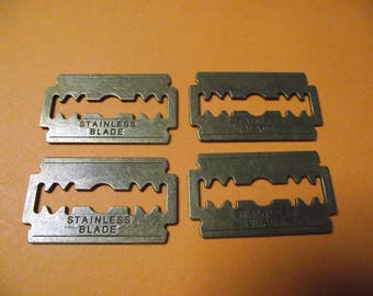 1 grande breloque / pendentif lame de rasoir, couleur bronze. 4,4 cm de long.