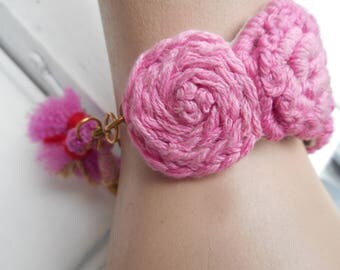 bracelet avec broderies rose, brodé à la main