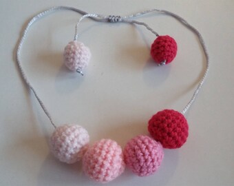 Crocheted beaded necklace: shades of pink