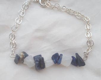 Blue and white stones chain bracelet. Bracelet chaine en pierre et nacre bleu et blanc