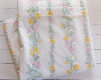Vintage Double Flat Sheet / Pastel triped Floral / Vintage Linens