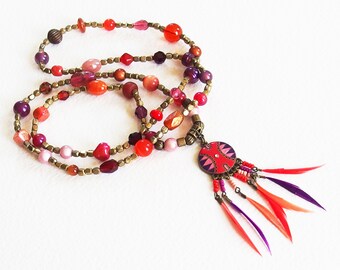 Collier Sautoir Perles Pendentif - Rouge Energie - Perles de Verre, Plumes, Métal Bronze Emaillé - Bijoux créateur, fait-main, pièce unique