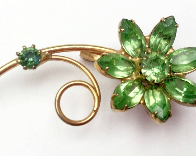 Green Rhinestone Flower Brooch - Gold metal - Mid Century Floral Pin