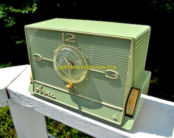 GREEN OLIVE Mid Century Retro Jetsons 1959 Arvin 5591 Tube AM Clock Radio Unique Style!