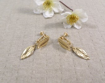 NAPIER! Beautiful Vintage Gold Tone Pair Of Dangle Leaf Clip On Earrings Signed Napier DL#3297