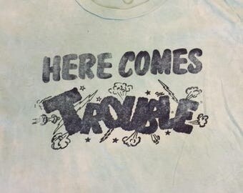 Vintage 80's Here Comes Trouble t shirt size L