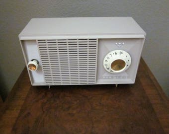 Vintage General Electric 1959 Tube AM Radio - Model T-126A