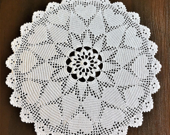 Table mat - Centerpiece Doily - Round table cover - Vintage style -Vintage style Kitchen coasters - decor vases - crochet.