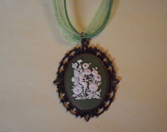Collier vert avec pendentif camée la fée parmi les fleurs