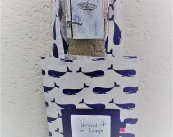 Tote bag,sac brodé main,cadeau femme ,esprit "marin",tissu "baleines" ,sac de transport ou de rangement .