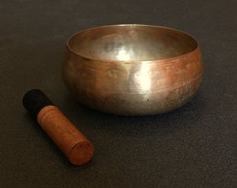 Singing bowl in D# - Vintage rare-shaped Jambati from Nepal