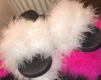 FURRY SLIDES IN WHITE CURLY SHEARLING
