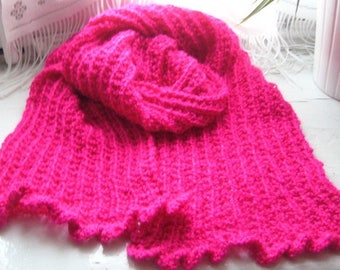 Scarf acrylic yarn and fuchsia pink wire to the forefront of fashion