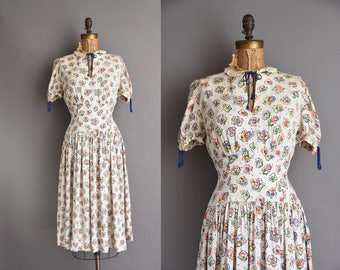 vintage 40s dress. 1940 soft white cotton floral key hole vintage dress