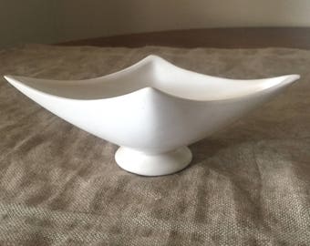 Fabulous Vintage Australian white "RAYNHAM" PARIAN GLAZE vase . My white vintage home / Vintage decor