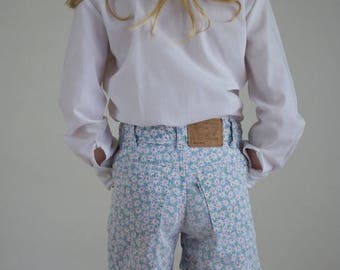 SALE Vintage 80s LEVIS girls shorts. Sweet floral pattern. Authentic Levis shorts. Daisy shorts. Girls shorts. Toddler shorts. Size 5.