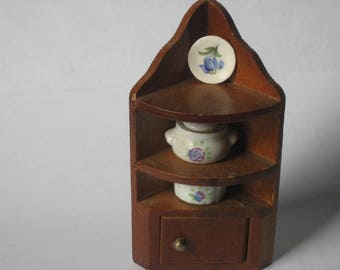 Dollhouse vintage wooden corner cabinet/cupboard with 3 china accessories (4 items)