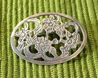 Silver (925) oval brooch