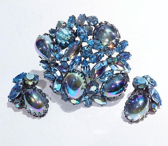 REGENCY Rhinestone Brooch Earrings Set / 1950s Mid Century Rhinestone Jewelry / Demi Parure / Peacock Blue Art Glass Brooch and Earrings