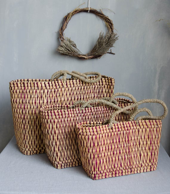 Market bags in rattan + with dark pink details.
