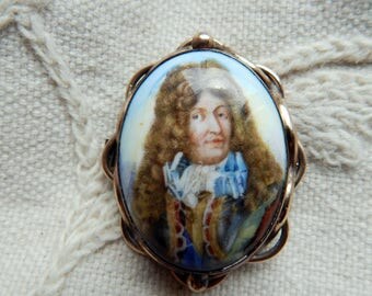 Victorian Large Pinchbeck Porcelain Cameo Brooch - Sir Christopher Wren? Restoration Portrait