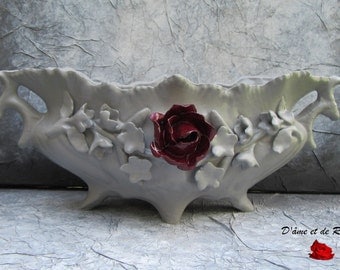 Jardinière grise avec rose prune