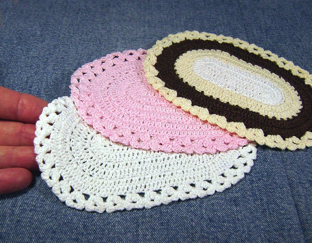 Miniature crochet oval dollhouse rug about 4 by 6 inches