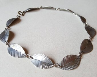 Pretty little leaf collier / necklace, metal, 1960s (F1005B)