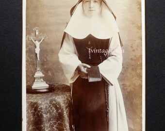 Religious photography 1890. Sepia.Ecriture and gold edge. ACH.Sacre - Smits. Ghent. Crucifix. Religious garment. Rosary. Scapular