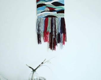 Woven wall hanging. Wall decor. Woven wall tapestry. Tissage mural asymétrique. Motifs vagues. Boho wall art.