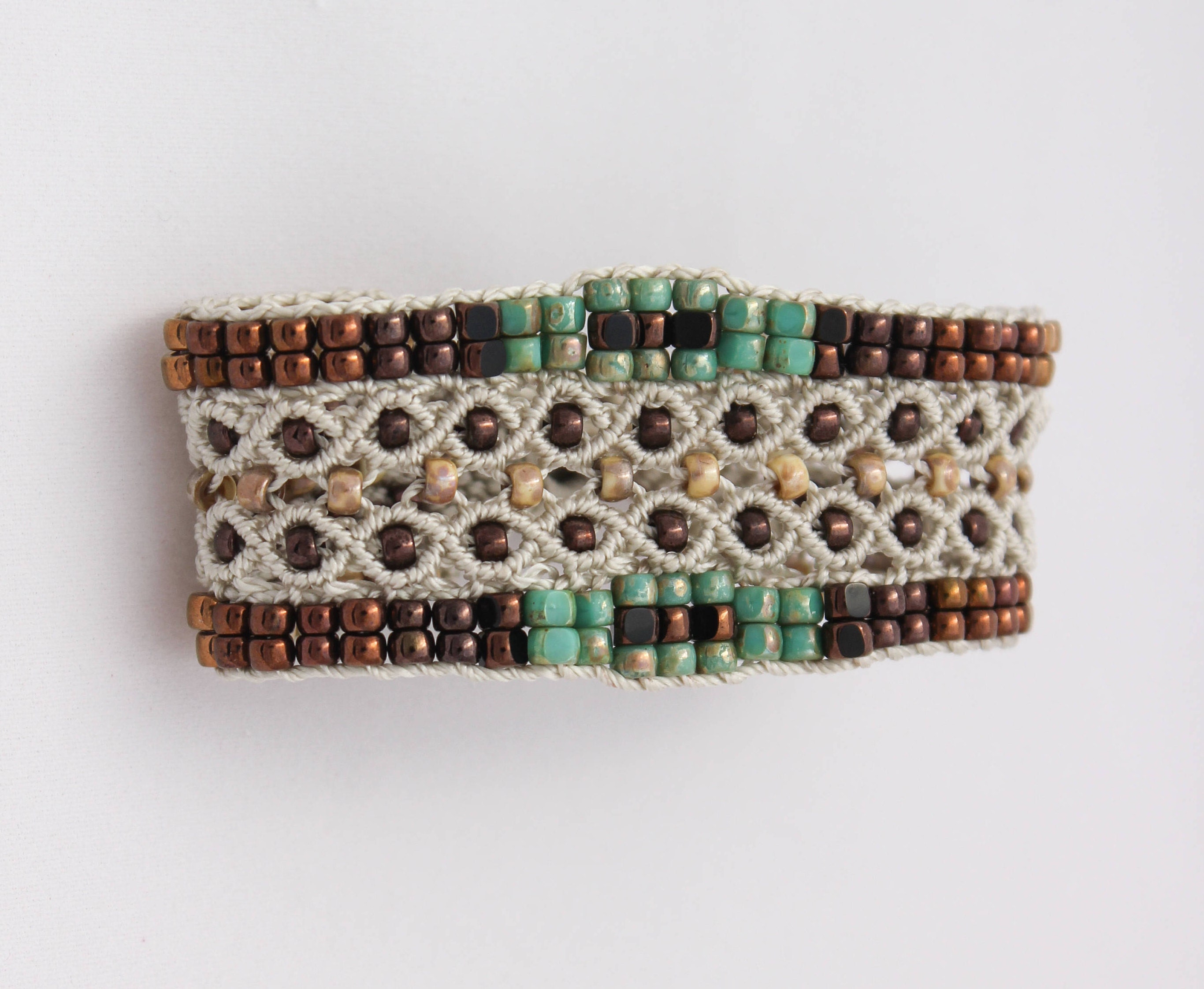 Le Tropézien bracelet bohème pour femme en micro,macramé création exclusive MIA PROVENCE, boho chic, cool chic, bijou bohème de créateur
