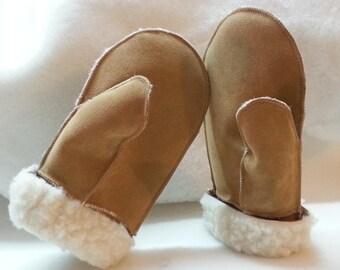 Filled with sheep's wool mittens in genuine leather