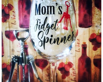 Mom Wine Glass, Mom’s Wine Glass, Mom’s Fidget Spinner Wine Glass, Mom Wine Gift, Mom Stemmed Wine Glass, Mom Funny Wine Glass