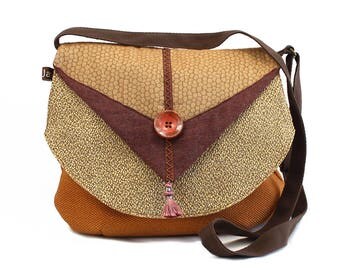 SAC bandoulière en tissu, original and elegant form, mustard yellow base and coordinated flap. Practical and lightweight. Adjustable shoulder strap.
