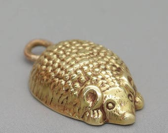 Vintage gold hedgehog charm/hedgehog jewelry/hedgehog pendant/animal charm/gold charm/vintage charm/cute charm/hedgehog gift/charm bracelet
